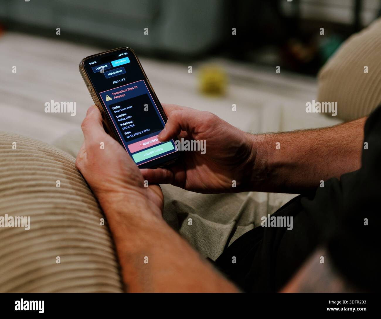 L'uomo di mezza età riceve diversi avvisi di accesso sospetti relativi agli indirizzi IP stranieri che accedono ai dispositivi Internet of Things nella sua Home - Concept Foto Stock