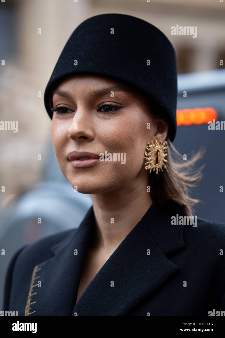 Parigi, Francia - 27 gennaio 2025: Ospite alla fiera Schiaparelli Haute Couture SS25 nell'ambito della Paris Fashion Week (foto di Bruno Ngarukiye) Foto Stock