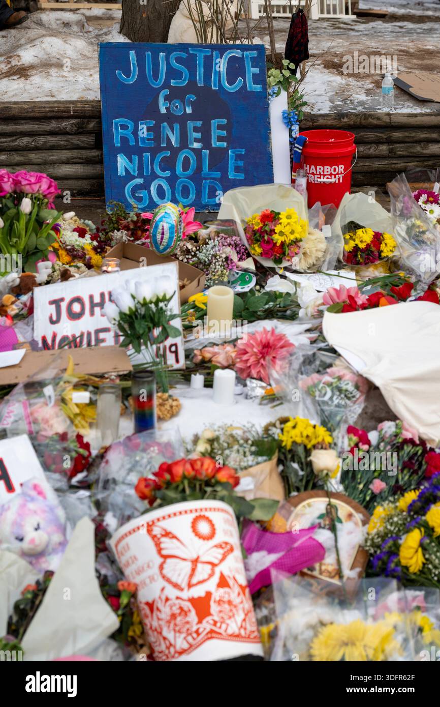 Minneapolis, Minnesota. 11 gennaio 26. Sito commemorativo di Renee Good, che è stato colpito da un agente dell'immigrazione e delle forze dell'ordine. Foto Stock