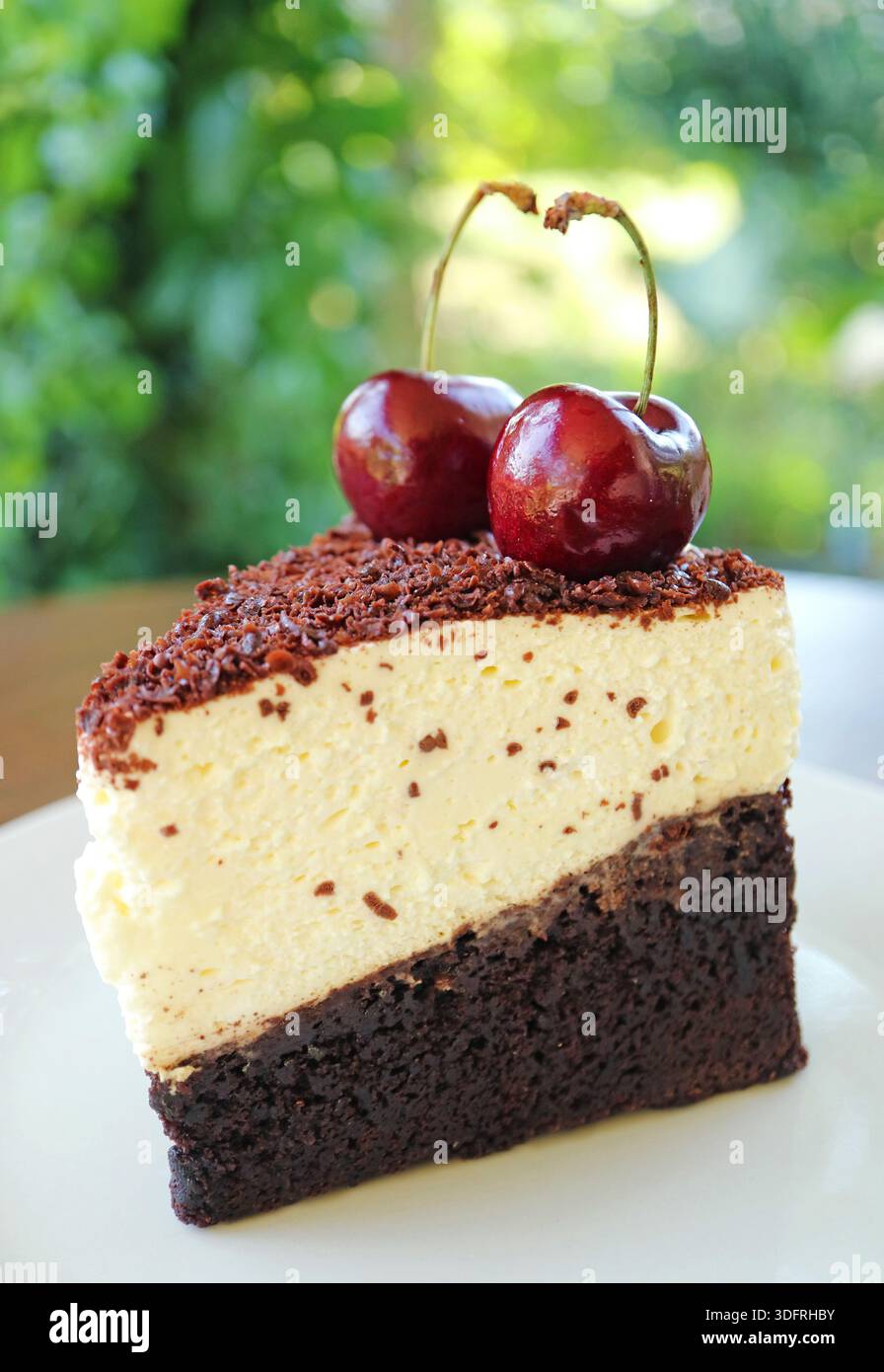 Tiramisù Brownie, un dessert fusion che combina la consistenza ricca e fugace del brownie americano con i sapori di caffè e crema del tradizionale tirami italiano Foto Stock