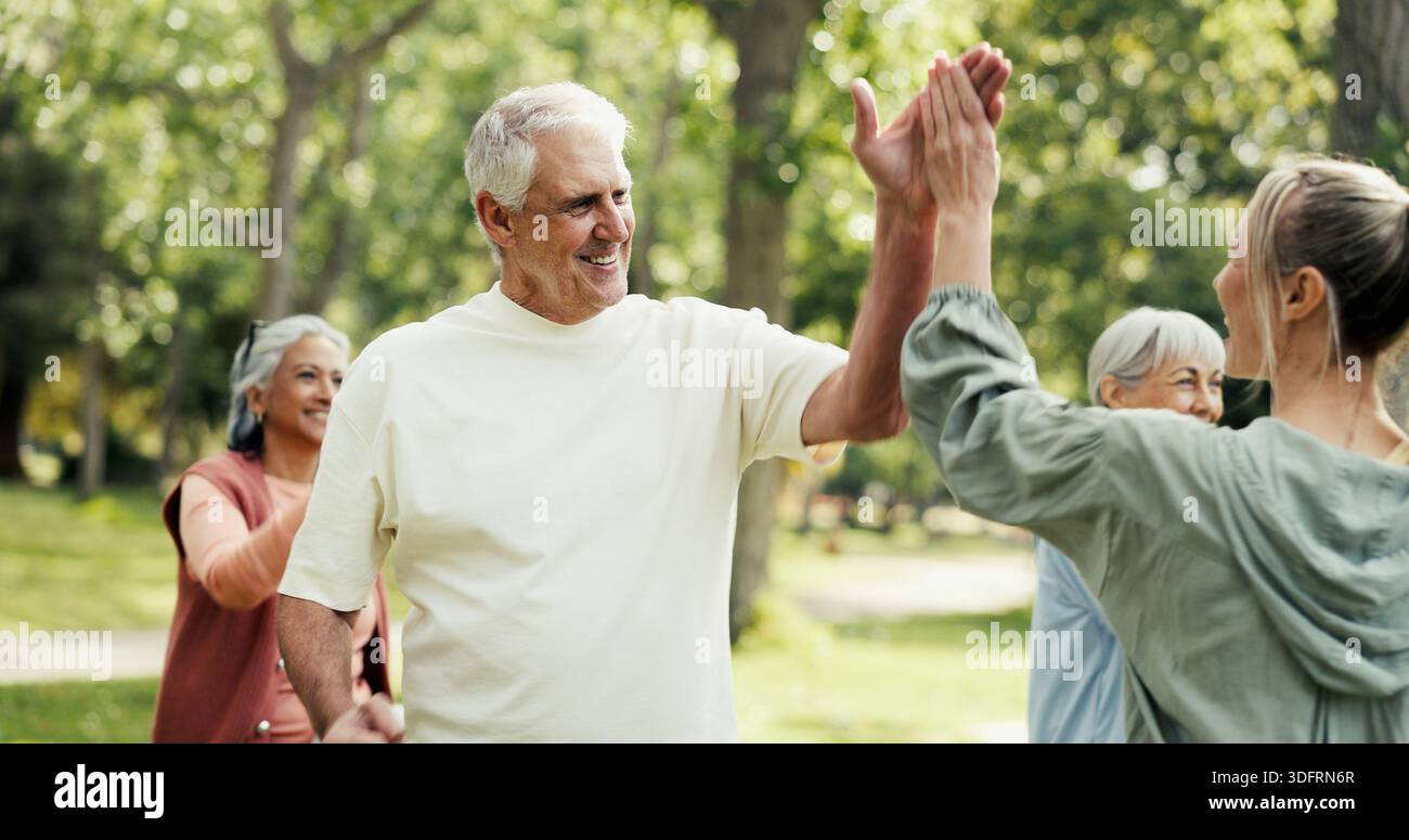 Personal trainer, ragazzi di cinque anni e anziani nel parco con fitness, lezioni e natura per supporto o aiuto. Pensionamento, hobby e istruttore con anziani Foto Stock