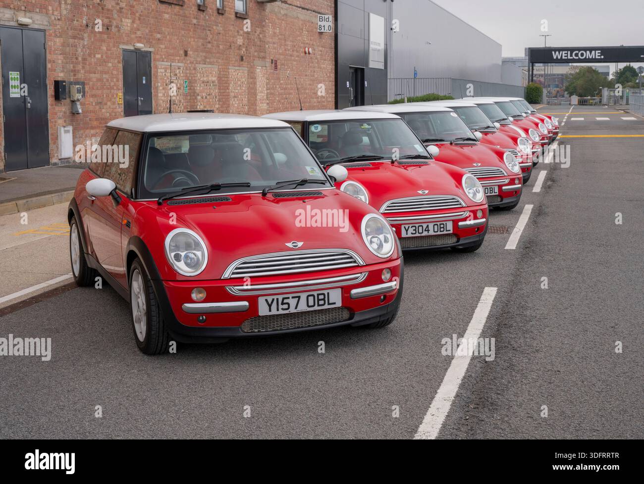 2001 R50 Mini Cooper e uno presso lo stabilimento di Cowley in occasione del ventesimo anniversario di produzione a partire dal 2021 Foto Stock