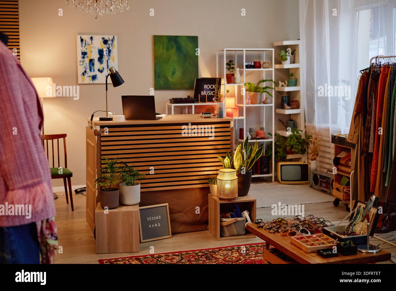 Banco cassa all'interno del negozio di abbigliamento di seconda mano Foto Stock