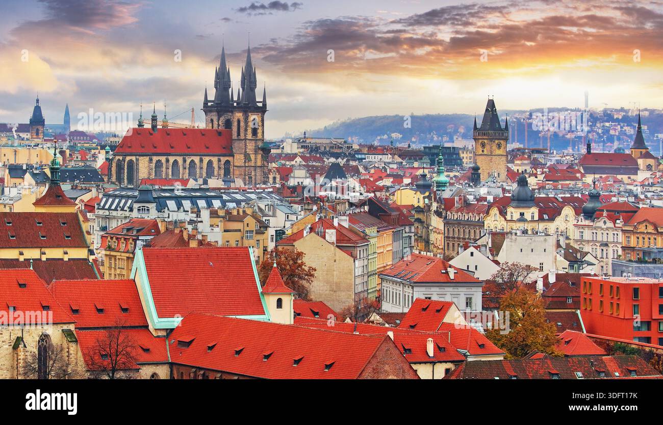 Skyline della città vecchia di Praga al tramonto, Cechia Foto Stock