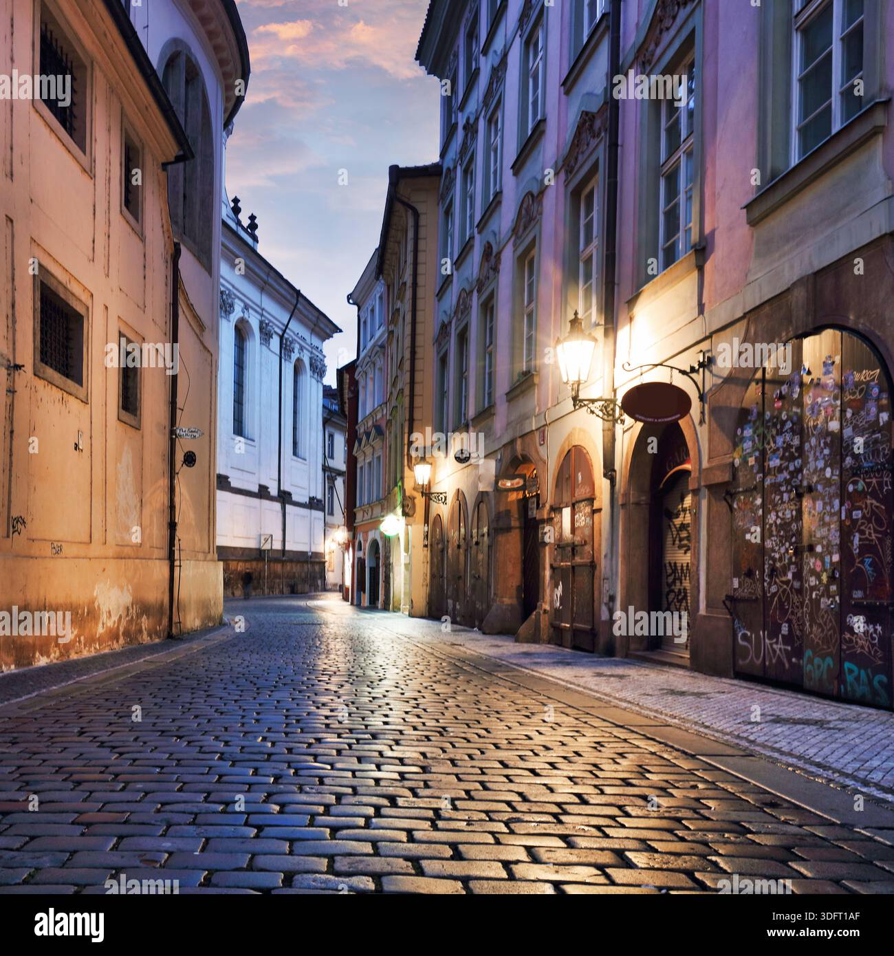 Via Karlova vicino al Ponte Carlo a Praga di notte, Cechia Foto Stock