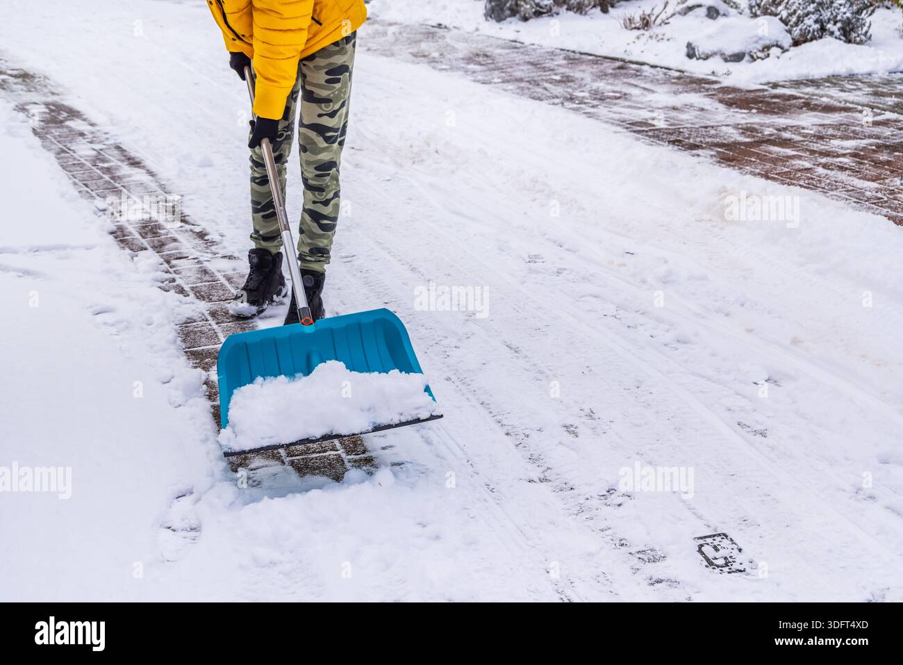 Rimozione della neve dal vialetto e dalla strada, pulizia invernale Foto Stock