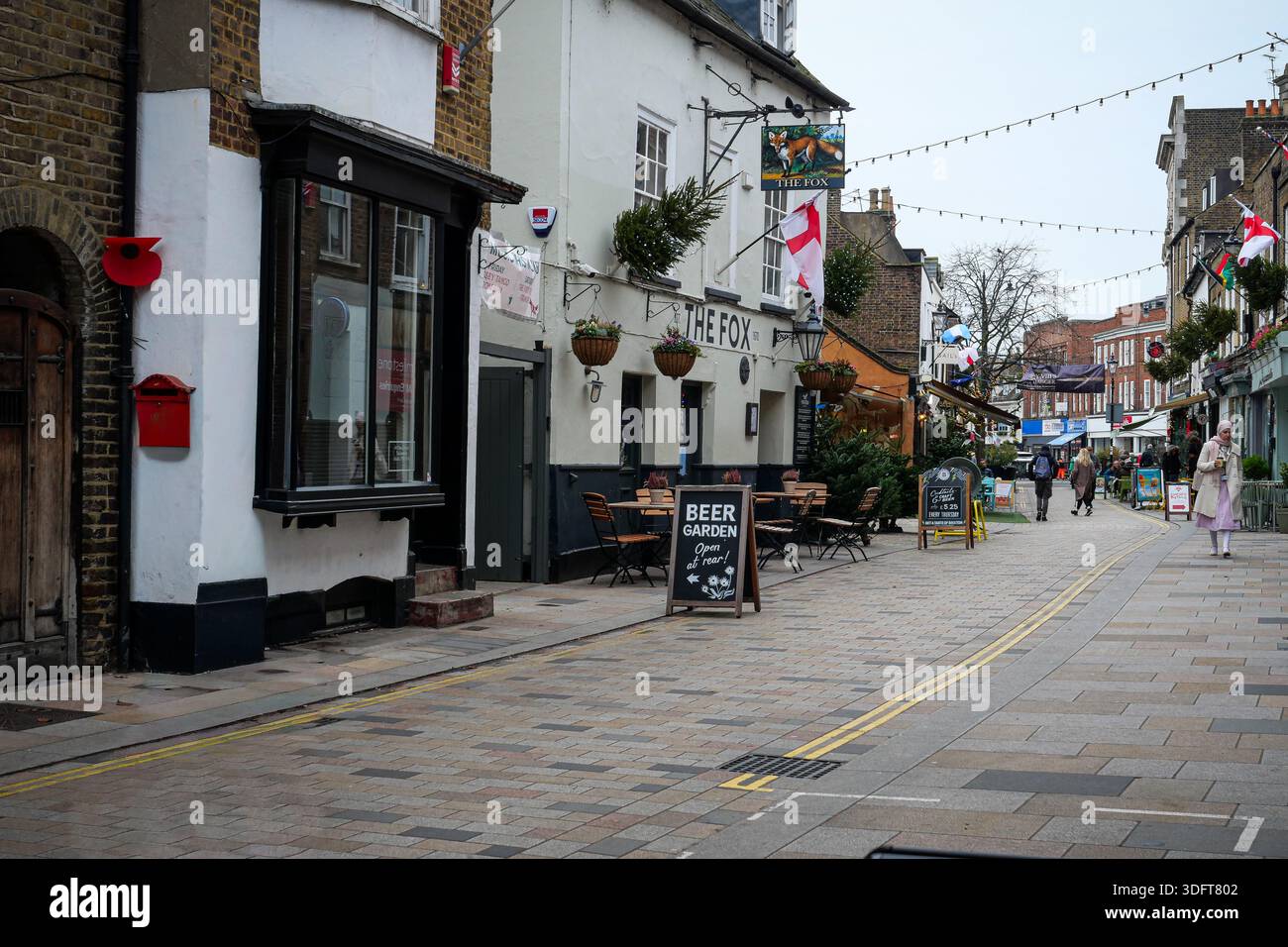 Pub Street inglese tradizionale con posti a sedere all'aperto Foto Stock