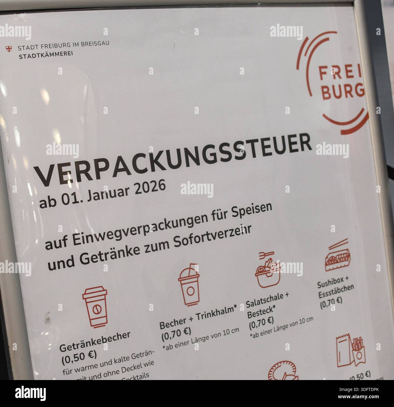 Hinweisschild in einem Supermarkt auf die Verpackungssteuer, Die ab 1.Januar in Friburgo faellig wird, wenn man Essen to go kauft. Auf Einwegpackungen werden 50 oder mehr cent Steuer erhoben. *** Accedi a un supermercato circa la tassa sugli imballaggi che sarà riscossa dal 1° gennaio a Friburgo quando acquisti cibo per andare gli imballaggi monouso saranno tassati a 50 centesimi o più Foto Stock