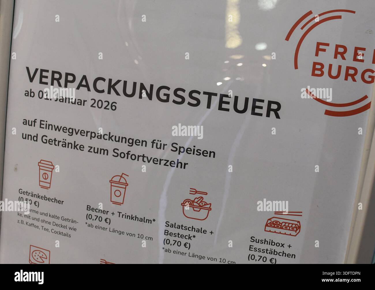 Hinweisschild in einem Supermarkt auf die Verpackungssteuer, Die ab 1.Januar in Friburgo faellig wird, wenn man Essen to go kauft. Auf Einwegpackungen werden 50 oder mehr cent Steuer erhoben. *** Accedi a un supermercato circa la tassa sugli imballaggi che sarà riscossa dal 1° gennaio a Friburgo quando acquisti cibo per andare gli imballaggi monouso saranno tassati a 50 centesimi o più Foto Stock