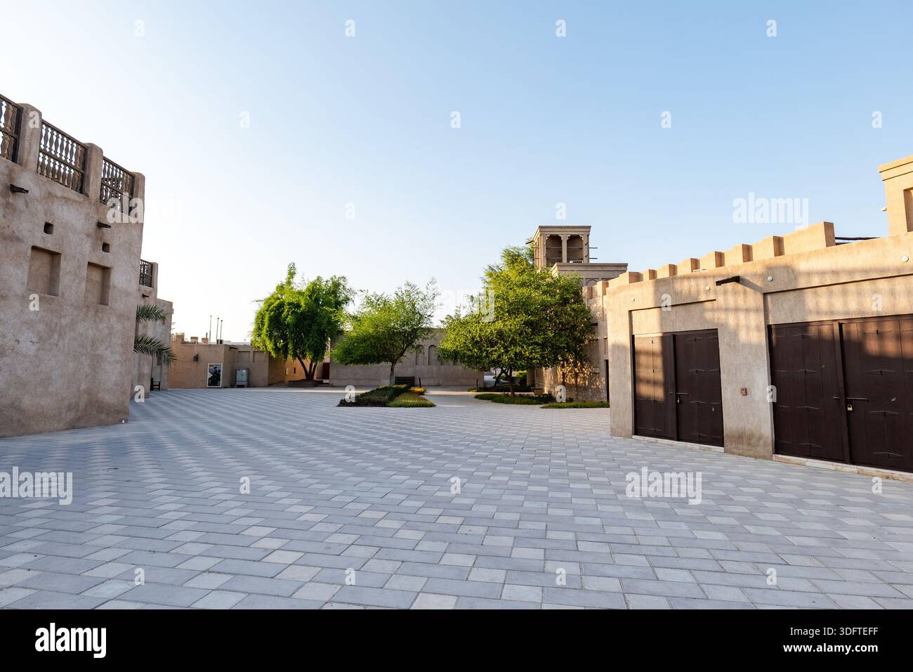 Dubai, Emirati Arabi Uniti - ottobre 2022: Vista sulla strada dell'area storica di Dubai, nella storica area di Shindagha di Bur Dubai, Emirati Arabi Uniti. Foto Stock