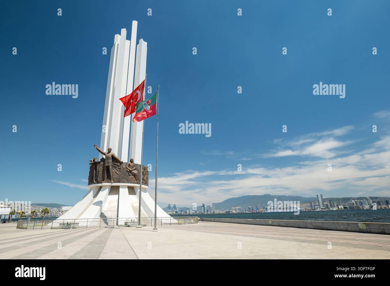 Izmir, Turchia - 07.03.2024: Izmir Ataturk, il monumento dedicato alla madre e ai diritti delle donne, un punto di riferimento di Izmir e Karsiyaka, Izmir. Foto Stock