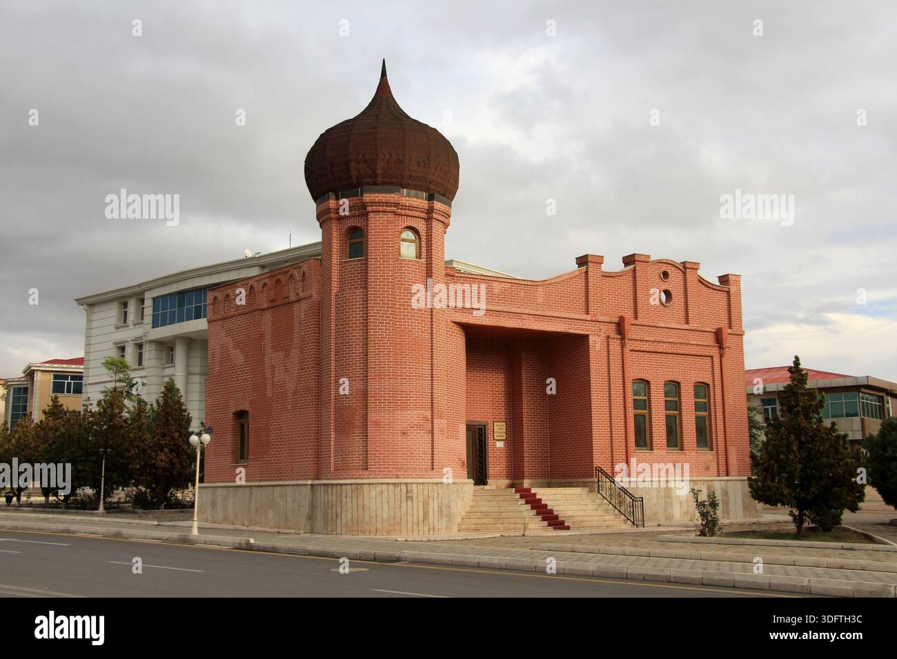 Il Centro informazioni turistiche di Nakhchivan si trova nel centro della città. L'edificio è stato costruito in mattoni nel XXI secolo. Foto Stock