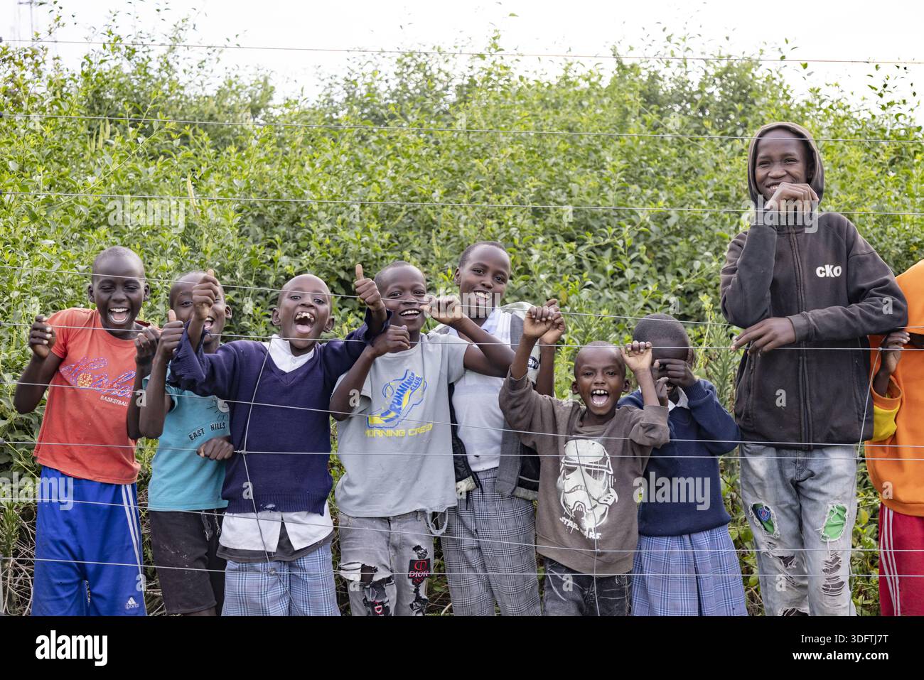 Naivasha, Kenya - 20 marzo 2025: Veduta dei bambini allegri che si irradiano di gioia, i loro volti radianti sullo sfondo di una lussureggiante vegetazione, un momento di pu Foto Stock