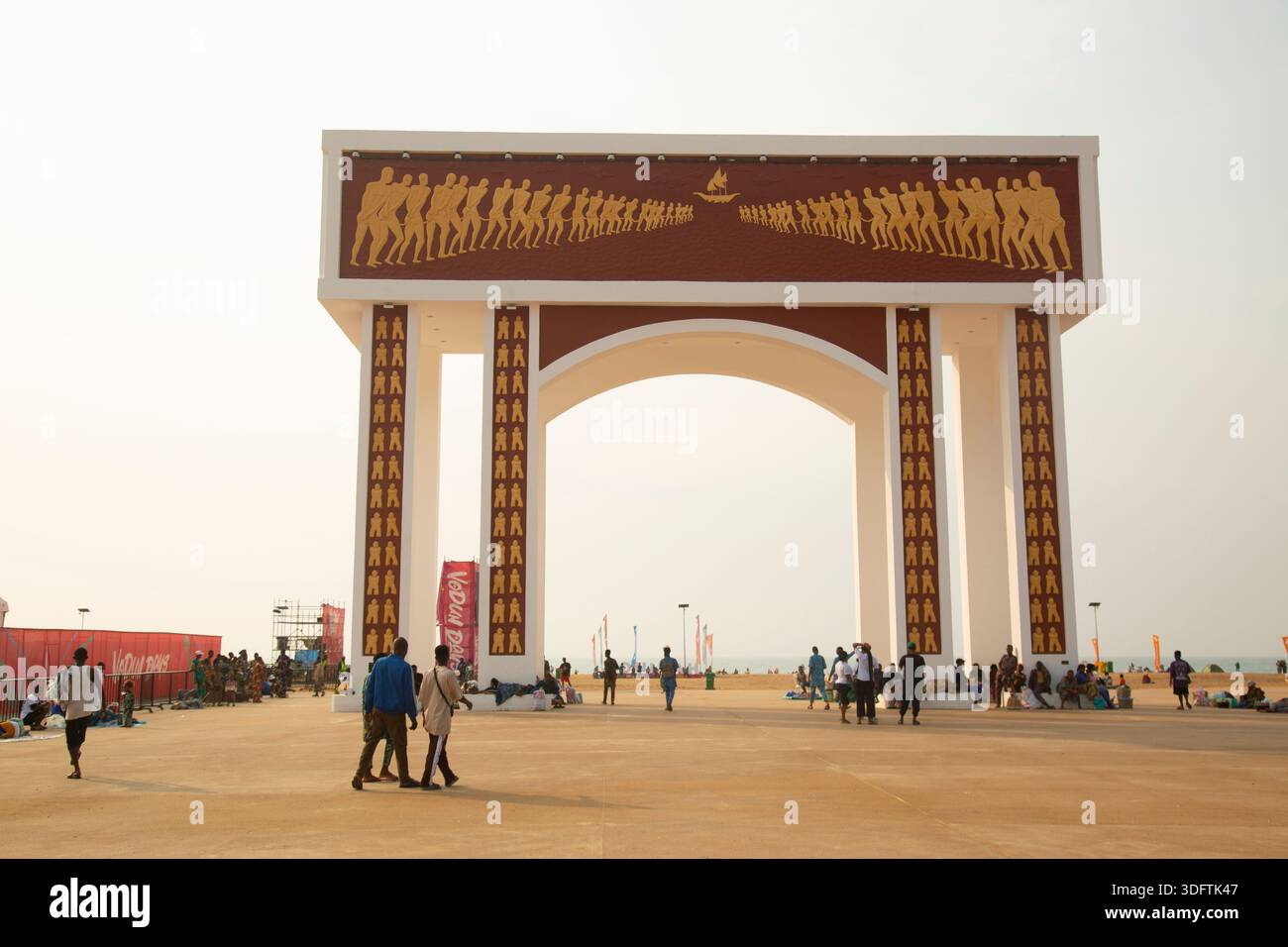 Porta dello status di non ritorno alta nel cuore di Ouidah Beach, nella Repubblica del Benin. Foto Stock