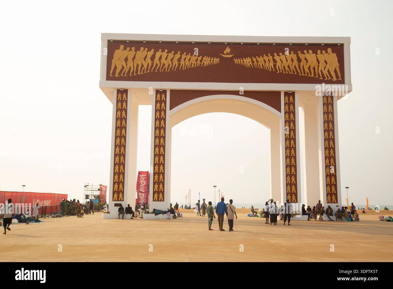 Porta dello status di non ritorno alta nel cuore di Ouidah Beach, nella Repubblica del Benin. Foto Stock
