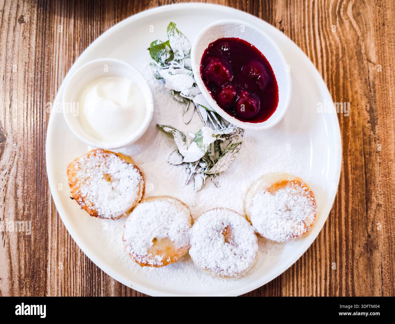 Syrniki, fritti pancake di quark slavo orientale. Syrniki fatto in casa, parte della cucina ukraniana e russa Foto Stock