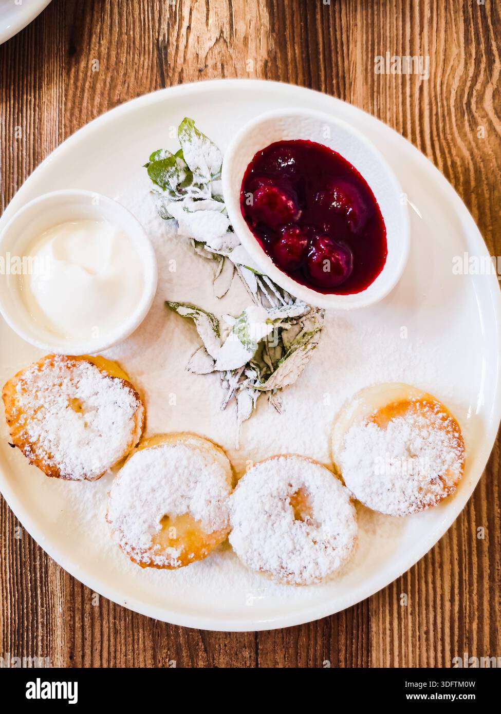 Syrniki, fritti pancake di quark slavo orientale. Syrniki fatto in casa, parte della cucina ukraniana e russa Foto Stock