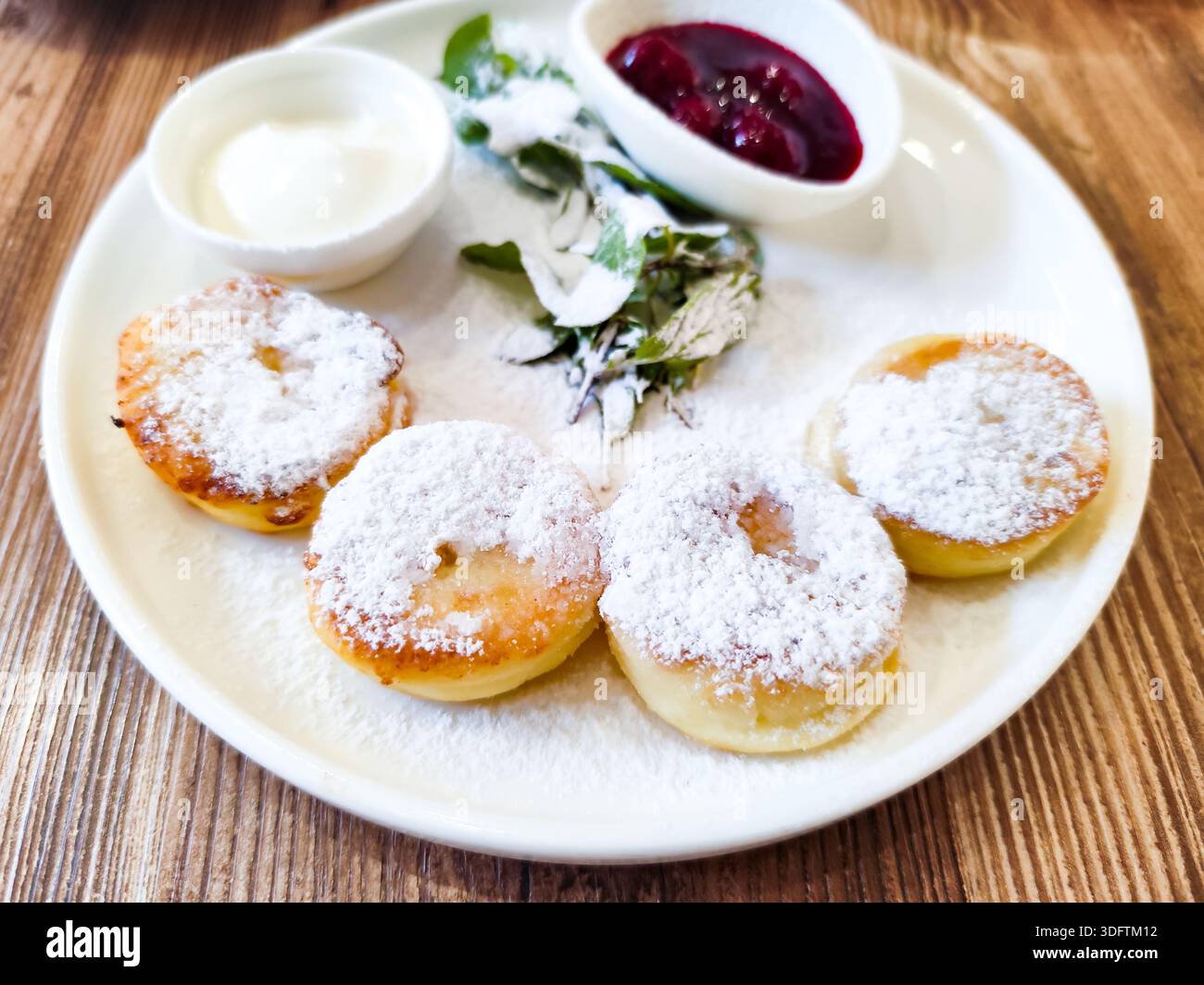 Syrniki, fritti pancake di quark slavo orientale. Syrniki fatto in casa, parte della cucina ukraniana e russa Foto Stock