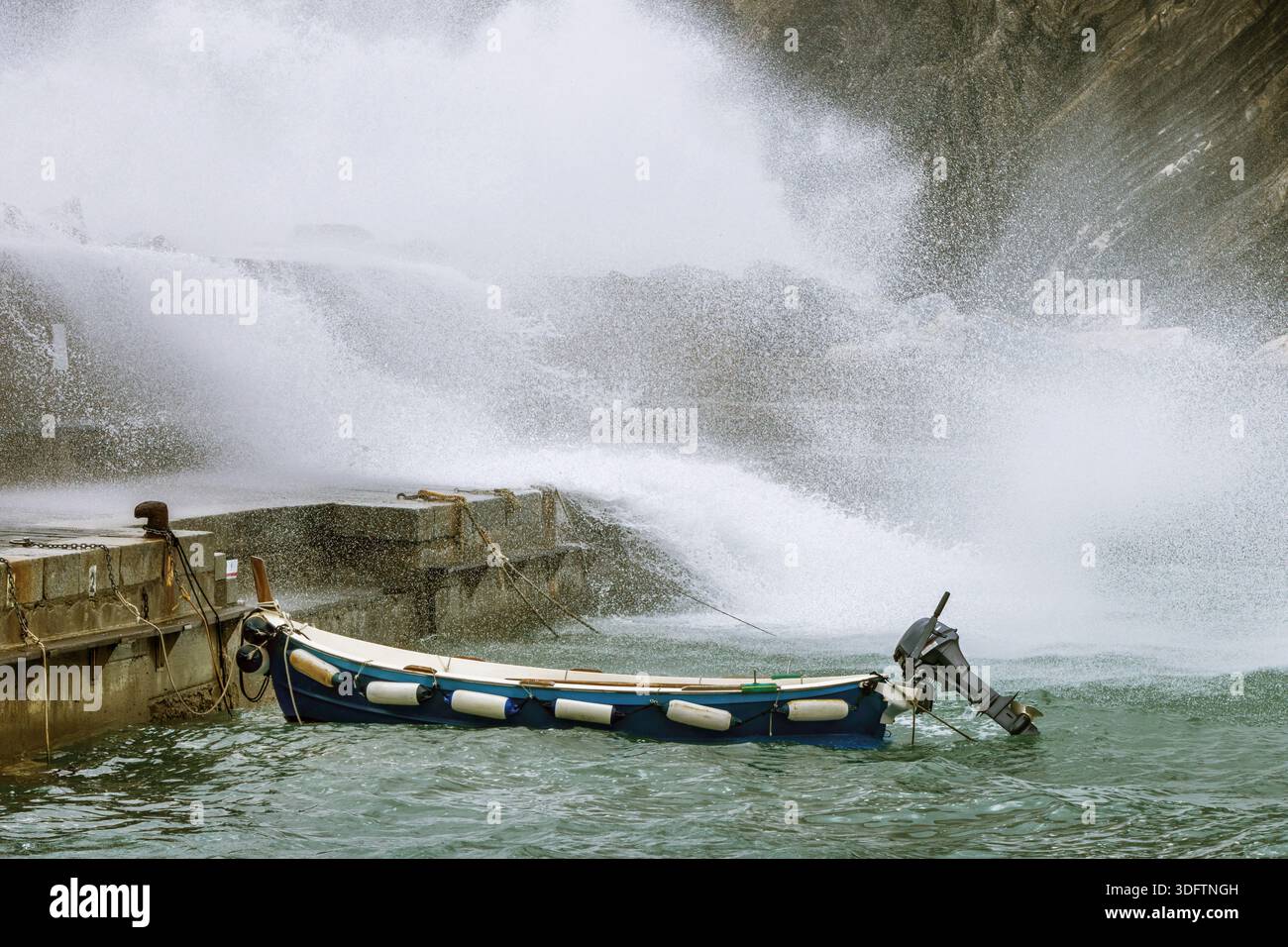 Le onde si infrangono sulle mura della banchina, Italia, Parco Nazionale delle cinque Terre, Vernazza Foto Stock
