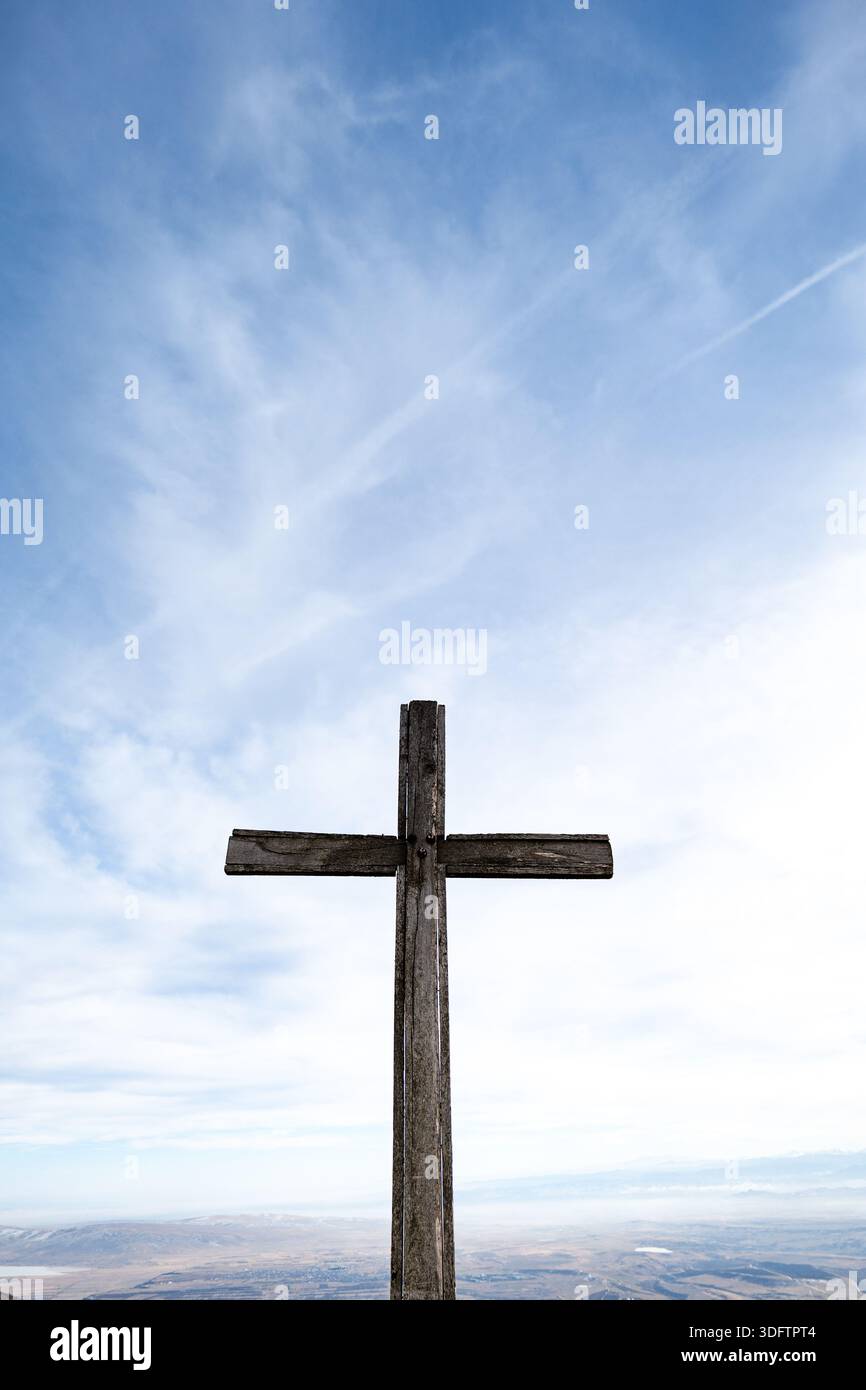 Christian Cross sulla cima della collina, campo sterile in inverno. Santa Croce sulla collina per pellegrinaggio, devozione, fede. Foto Stock
