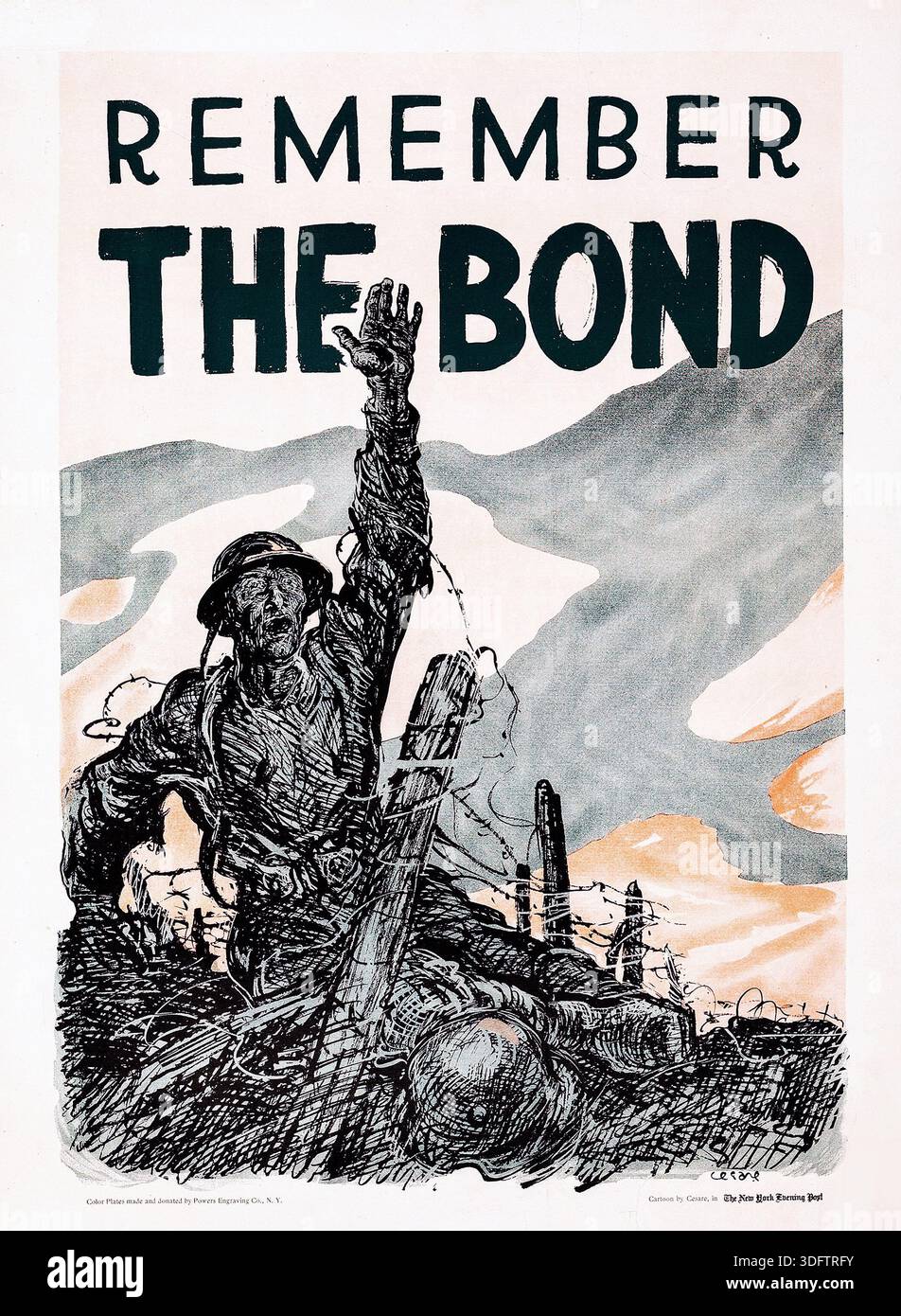 Questo potente poster propagandistico della prima guerra mondiale del 1918 intitolato "Remember the Bond" è stato creato dall'artista britannico Frank Brangwyn. Raffigura un soldato disperato in un campo di battaglia che si avvicina, sottolineando la sofferenza e il sacrificio delle truppe per incoraggiare il sostegno sul fronte interno. Foto Stock