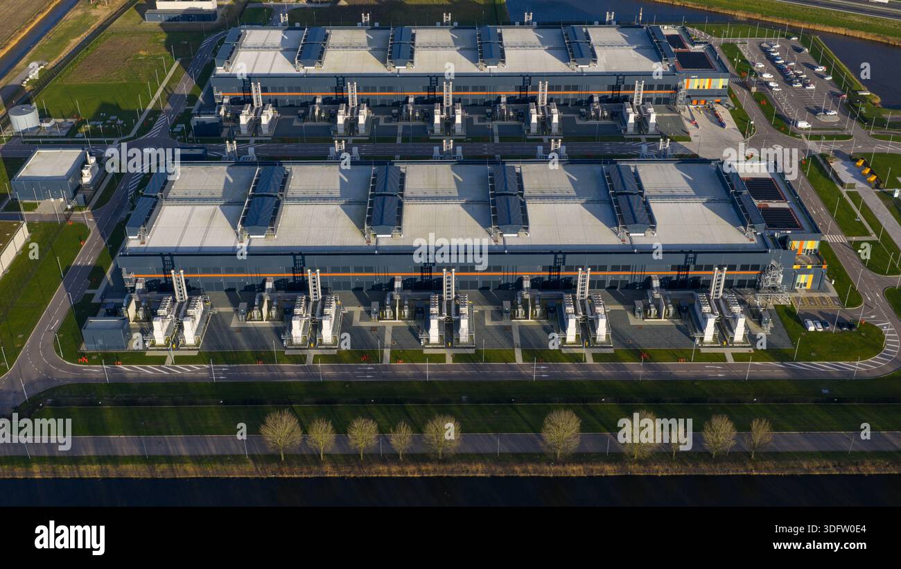 Vista aerea della moderna architettura geometrica del data center Agriport in contrasto con il paesaggio verde circostante, Middenmeer, Paesi Bassi. Foto Stock