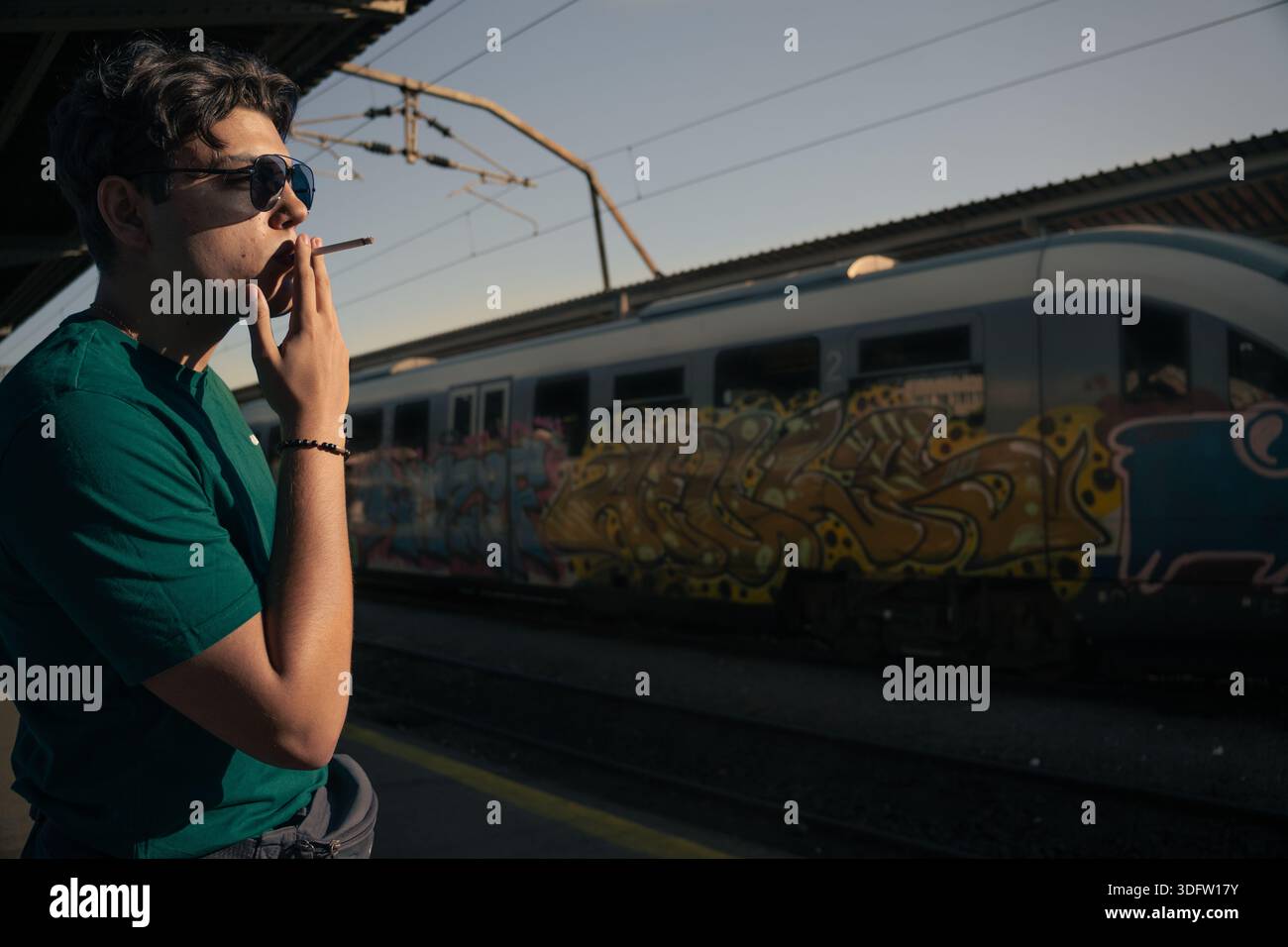 La vita di tutti i giorni per le strade di Bucarest. Foto Stock
