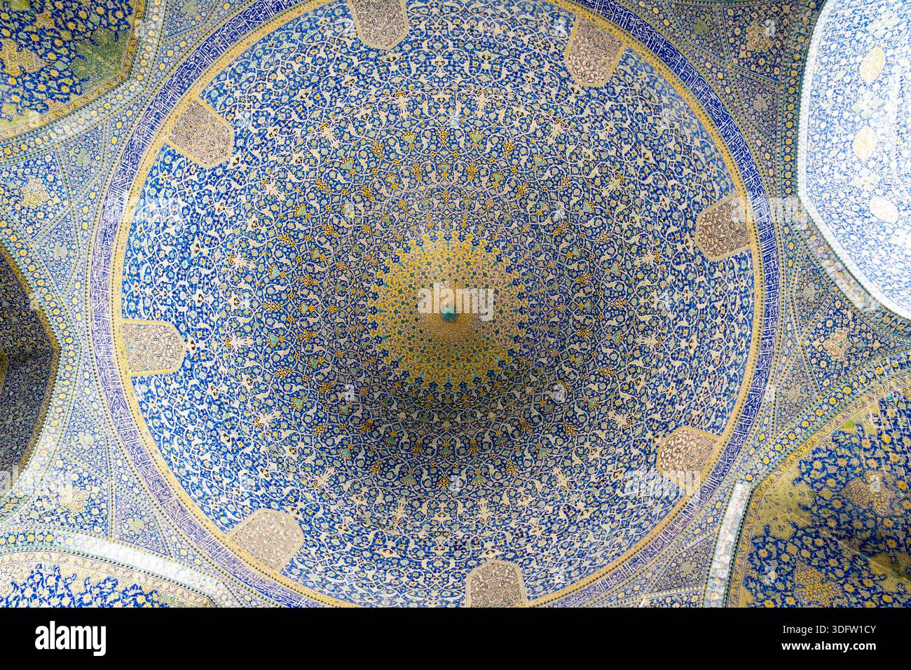 Soffitto a cupola in mosaico islamico della Moschea Shah a Isfahan, Iran, caratterizzato da intricati motivi geometrici e calligrafia dell'Islam. Design islamico Foto Stock