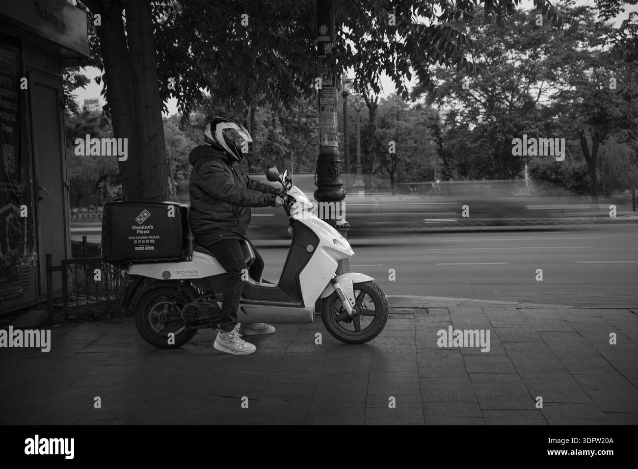 La vita di tutti i giorni per le strade di Bucarest. Foto Stock