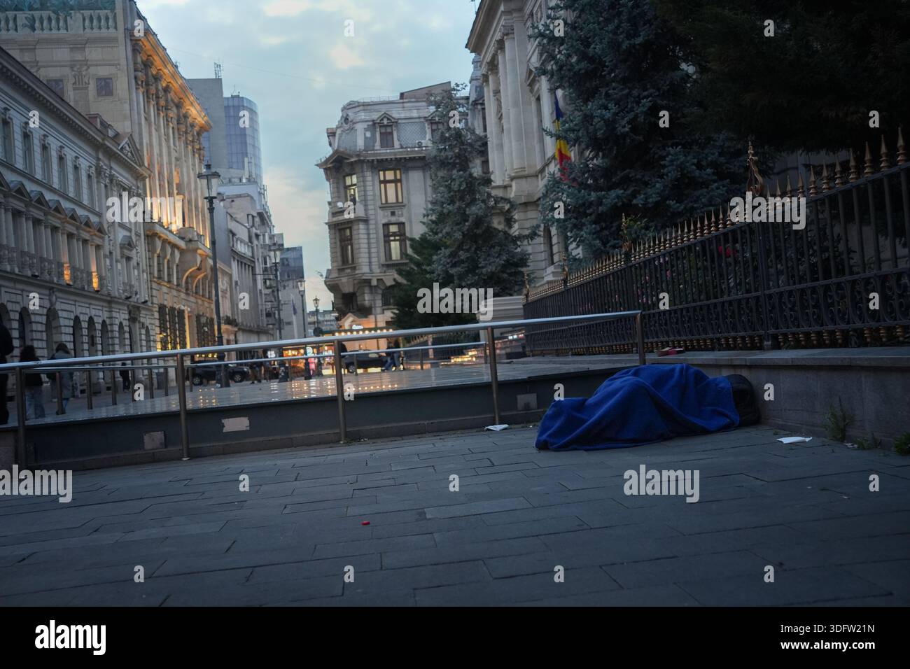 La vita di tutti i giorni per le strade di Bucarest. Foto Stock