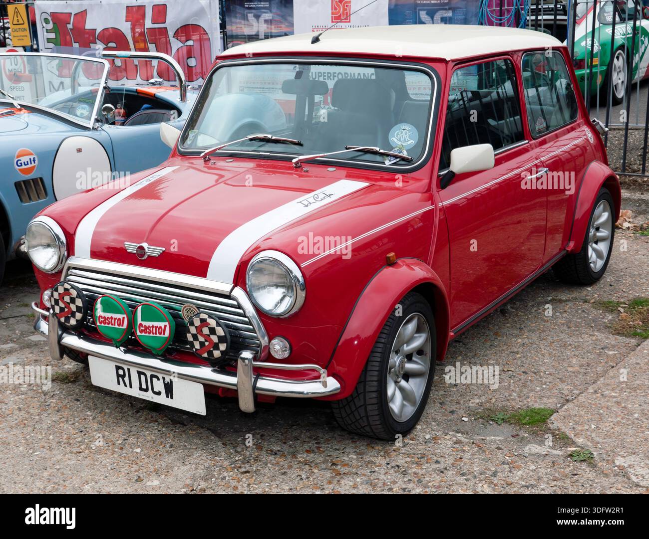 Vista frontale di tre quarti di una Rover Mini Cooper 1999, rossa e bianca, esposta al Brooklands Motorsport Day, 2025 Foto Stock
