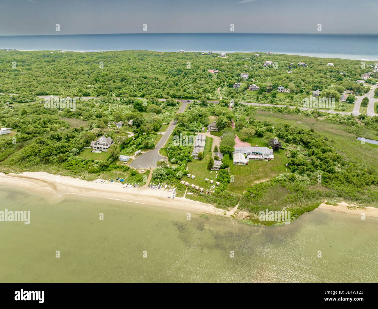 veduta aerea della riva del lago montauk fino all'oceano e alla proprietà tra Foto Stock