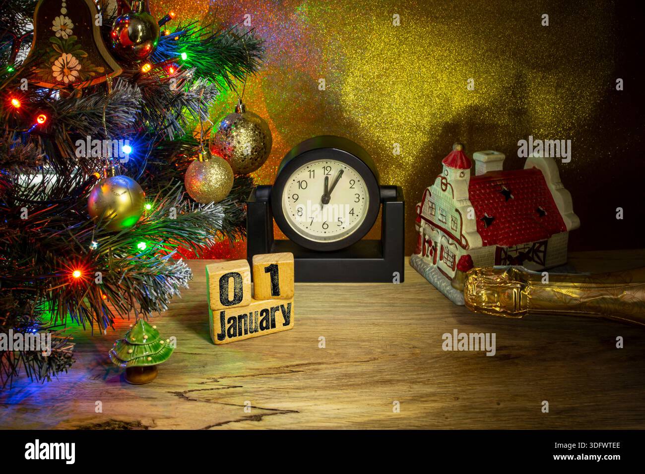 Il primo giorno di gennaio è impresso su cubi di legno sotto un albero di natale decorato accanto ad un orologio, festa della vigilia dei nuovi yeas Foto Stock