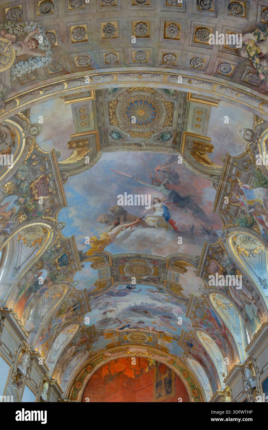 Francia, regione dell'Occitania, Tolosa, Capitole de Toulouse o edificio del municipio, Salle des Illustres o sala dell'illustre, soffitto con un dipinto del 1897 di Jean-Andre Rixens intitolato Tolosa che coopera nella difesa nazionale. Foto Stock