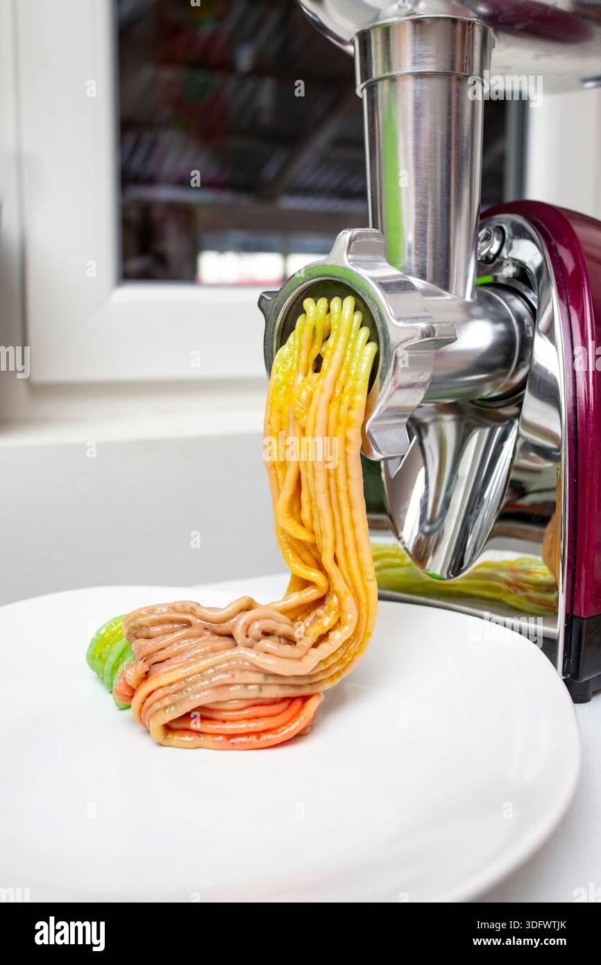 Macinare la delizia turca con un macinacaffè elettrico e una pasta di zucchero dolce colorata Foto Stock