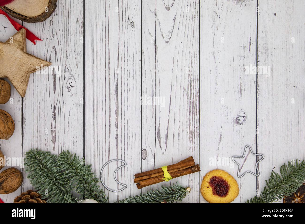 Decorazione dell'Avvento come biglietto di Natale con un ramo di pino e biscotti così come lo spazio per il testo per progettare te stesso Foto Stock