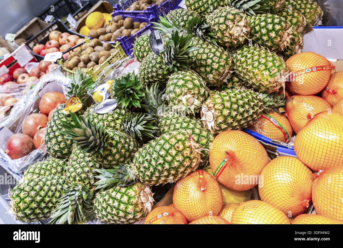 Samara, Russia - 30 Marzo 2019: ananassi freschi e altri frutti pronti per la vendita nella catena ipermercati Foto Stock