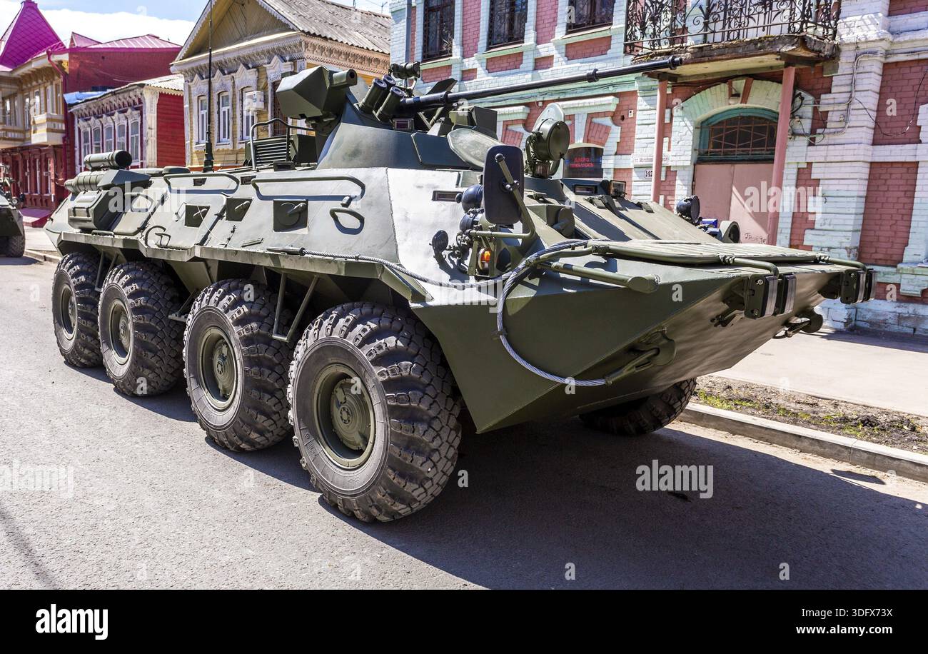 Samara, Russia - 5 maggio 2018: Portaerei del personale dell'esercito russo BTR-82A, portatore di veicoli blindati su ruote, nella strada della città prima della parata militare Foto Stock