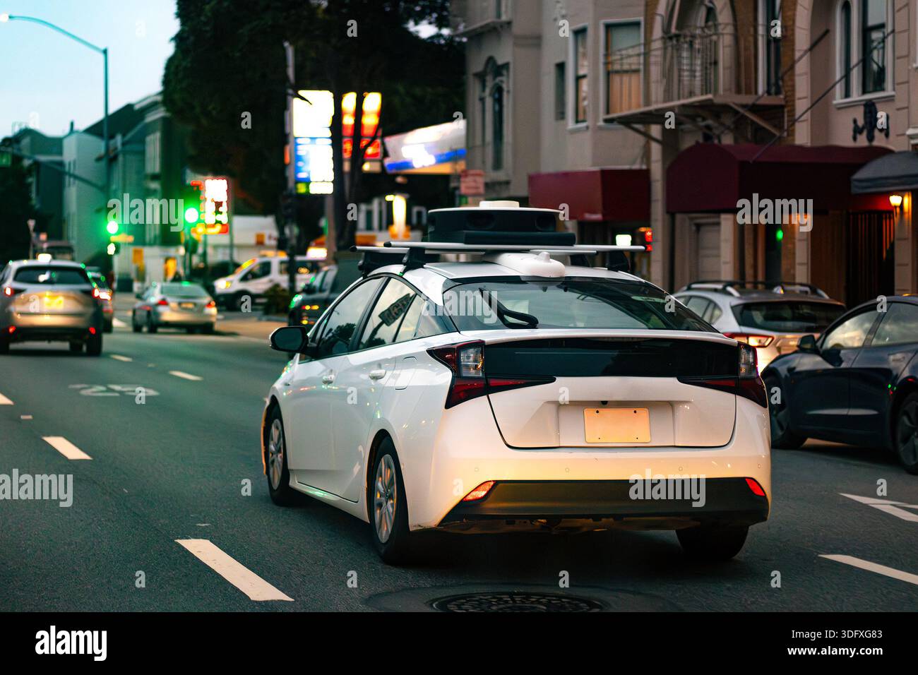 Auto a guida autonoma con LIDAR, veicolo autonomo, veicolo elettrico su strada a San Francisco, California, navigazione con intelligenza artificiale Foto Stock