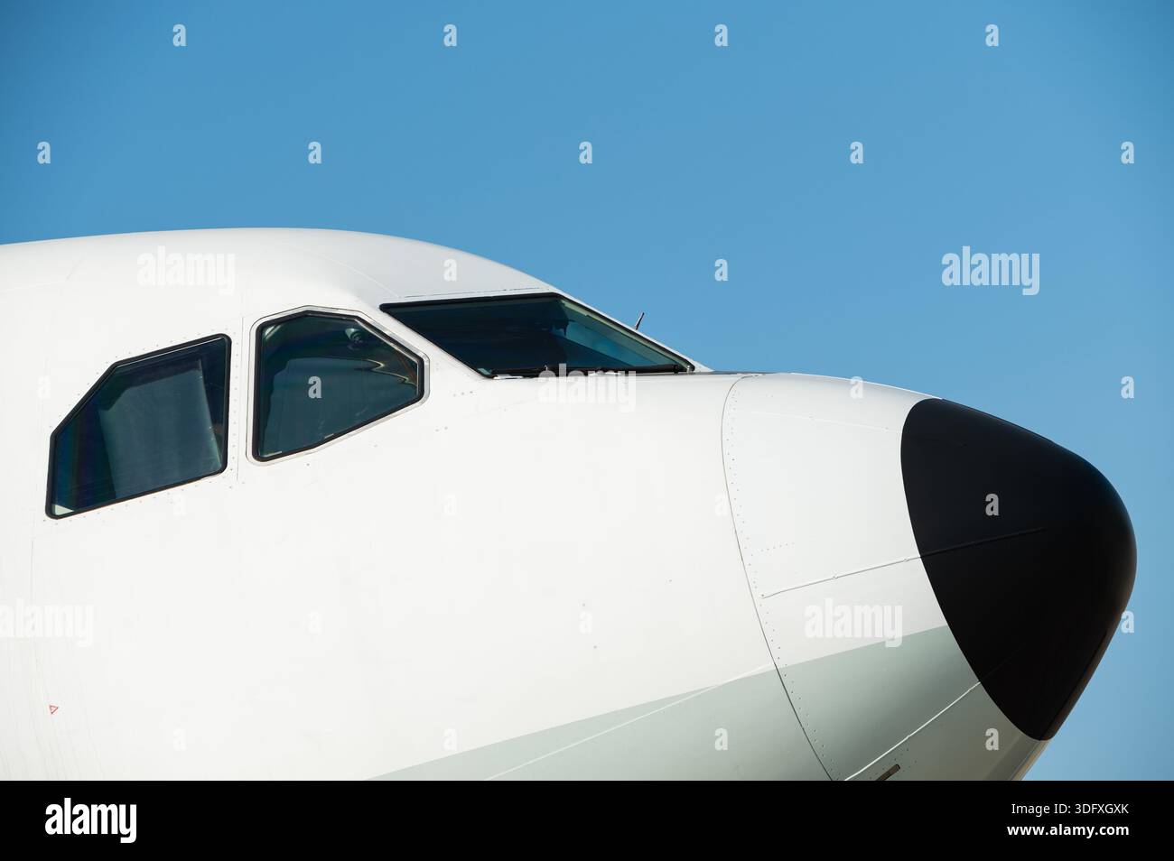 Primo piano dei finestrini del cockpit e del cono del naso Foto Stock
