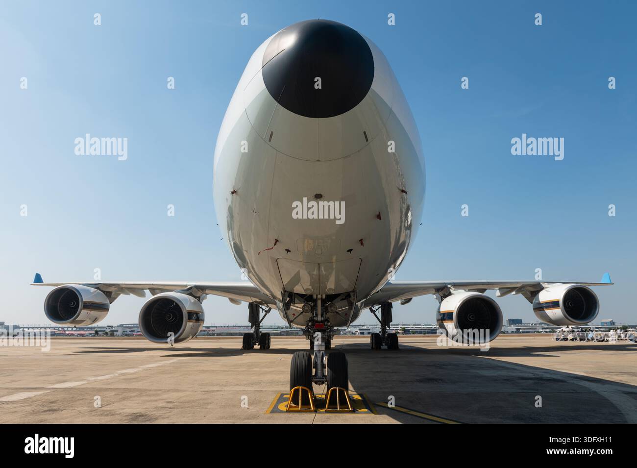 Vista frontale di un grande aereo commerciale a quattro motori sull'asfalto dell'aeroporto Foto Stock