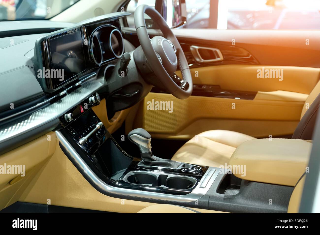 Gli eleganti interni dell'auto sono dotati di un cruscotto moderno con display digitali, sedili in pelle e un cambio marcia fluido, che mette in risalto la qualità artigianale Foto Stock