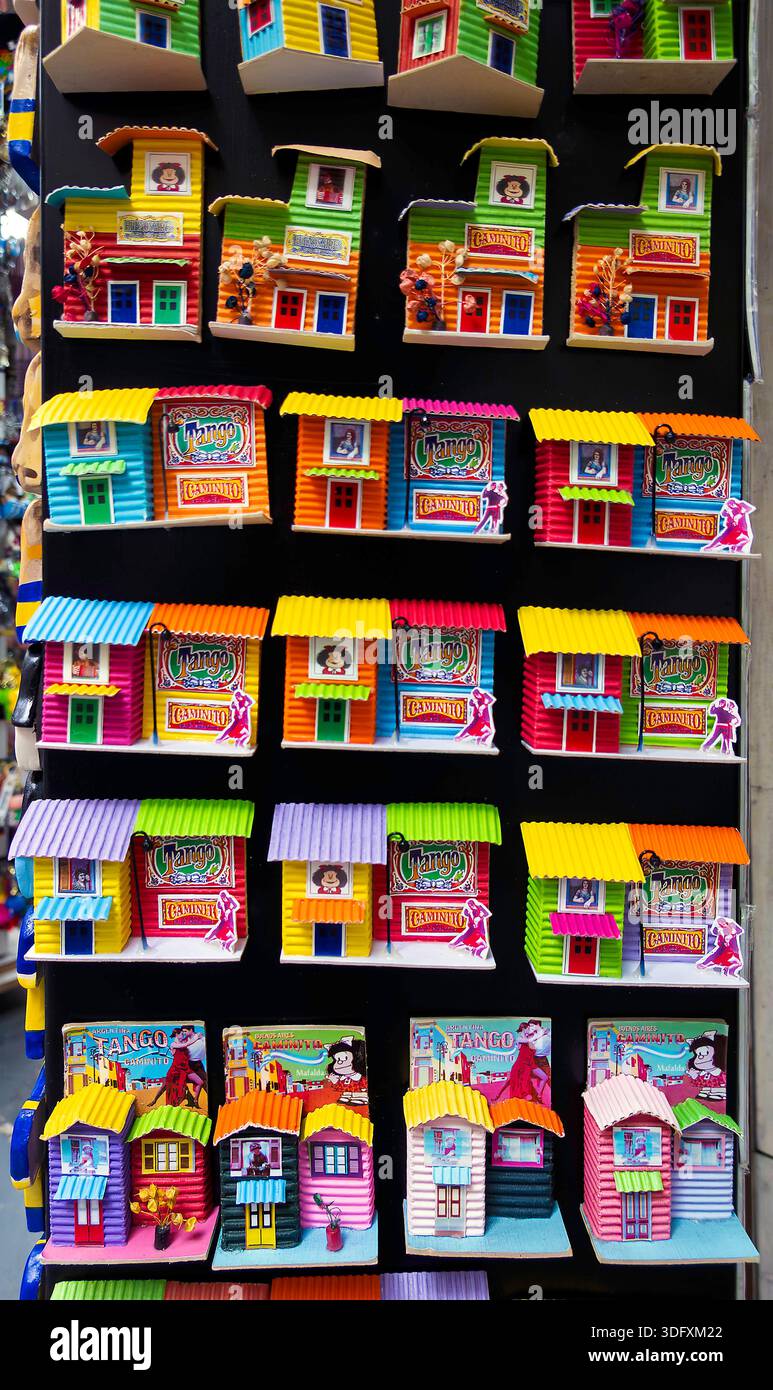 I souvenir delle colorate case di la Boca, Buenos Aires, Argentina Foto Stock