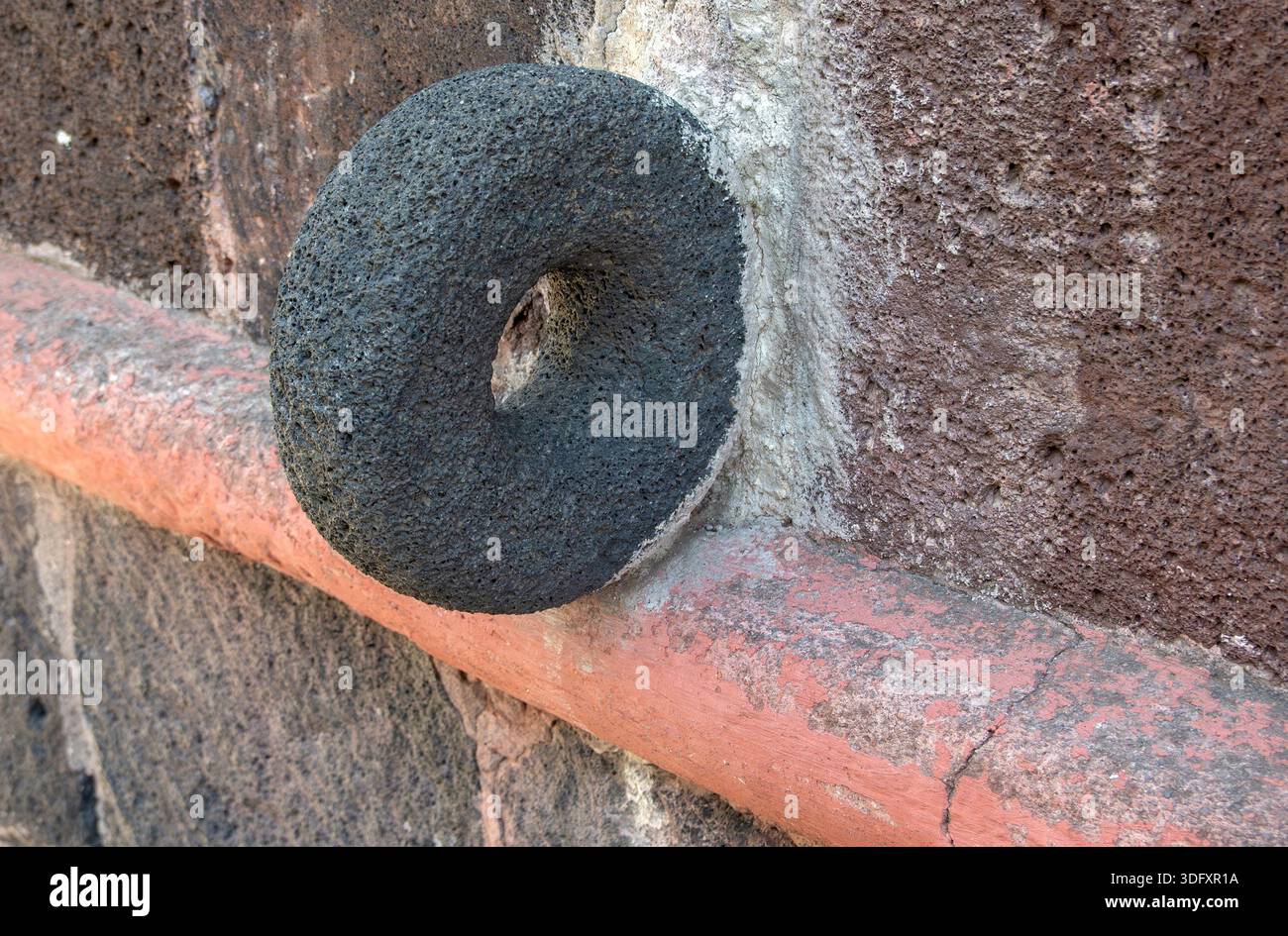 Anello di ancoraggio per cavalli di pietra all'esterno della casa a Coyoacan, città del Messico, Messico Foto Stock