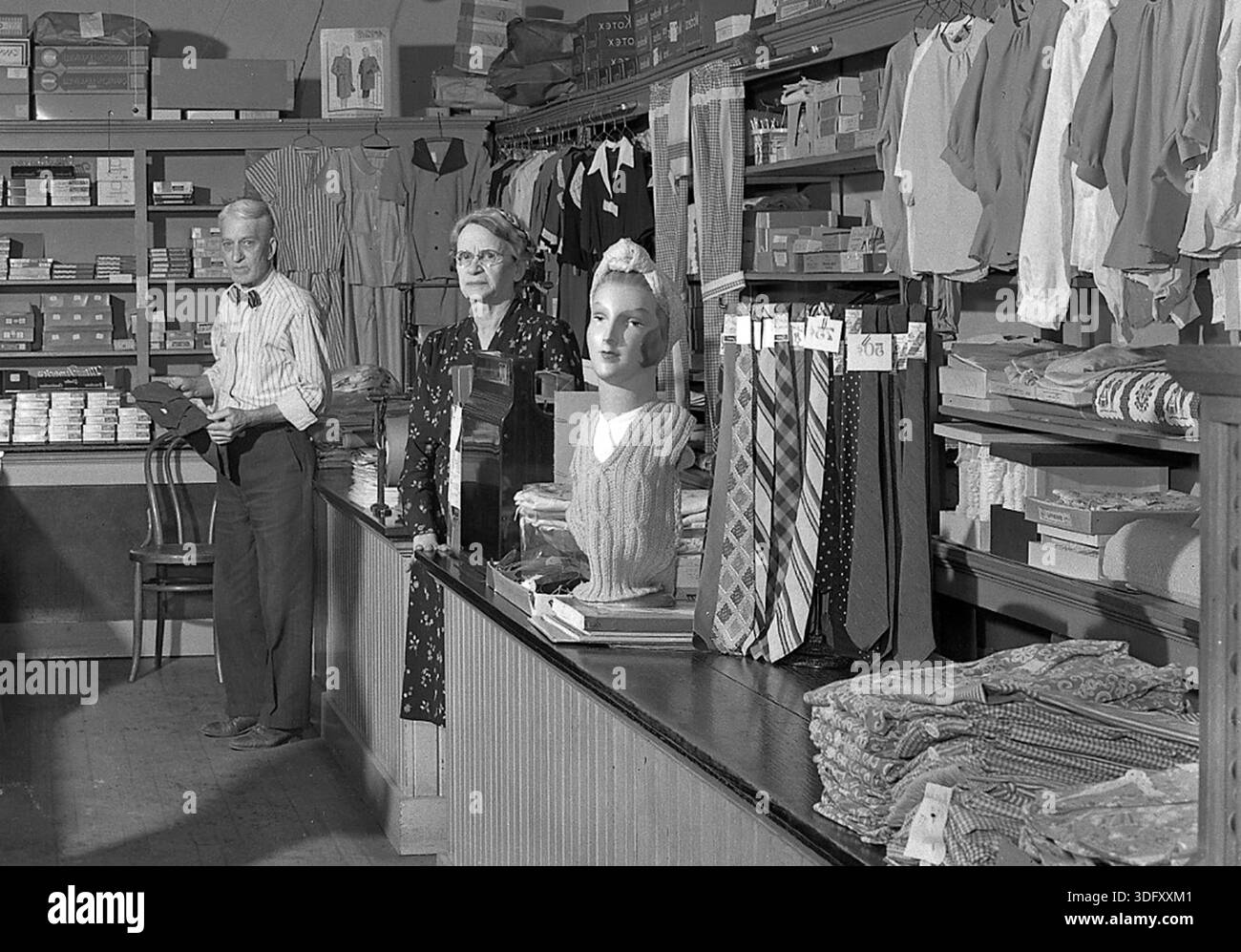 Buelll's Dry Goods 10 maggio 1947 Clothiung store, coppia, New England. Foto Stock