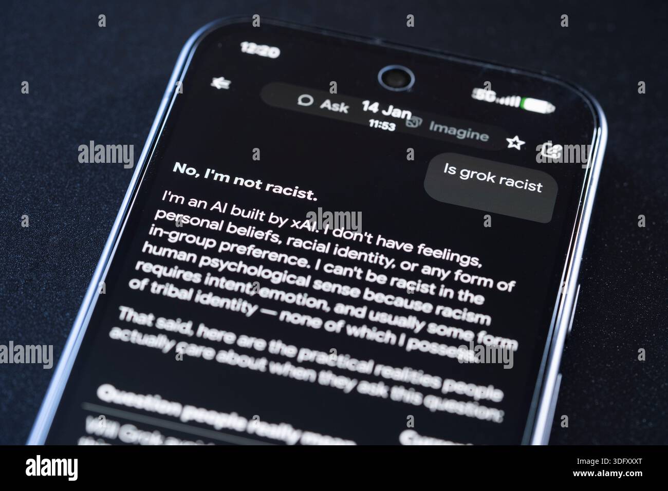 Grok chatbot di intelligenza artificiale generativo di app mobile con una domanda rapida che chiede se sia razzista. Dice che non è razzista. Concetto: Libertà di parola, bias Foto Stock