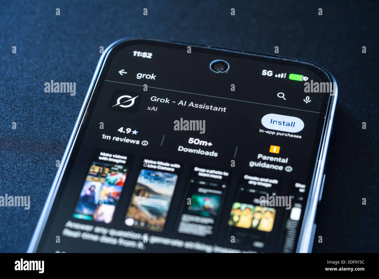 Primo piano sulla schermata di installazione di Google Play per Xai divertente assistente ai per la piattaforma di social media X. concetto: Intelligenza artificiale generativa, immagini manipolate, chatbot Foto Stock