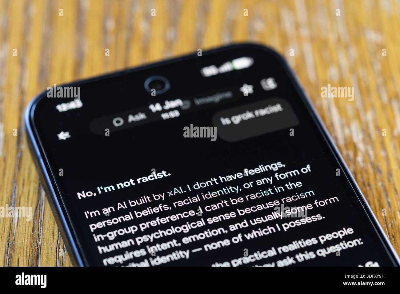 Grok chatbot di intelligenza artificiale generativo di app mobile con una domanda rapida che chiede se sia razzista. Dice che non è razzista. Concetto: Libertà di parola, bias Foto Stock