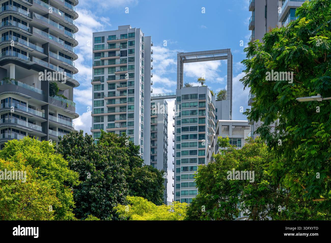 Skyline che mostra alti edifici residenziali e grattacieli con appartamenti e appartamenti nella città di Singapore, nel sud-est asiatico Foto Stock