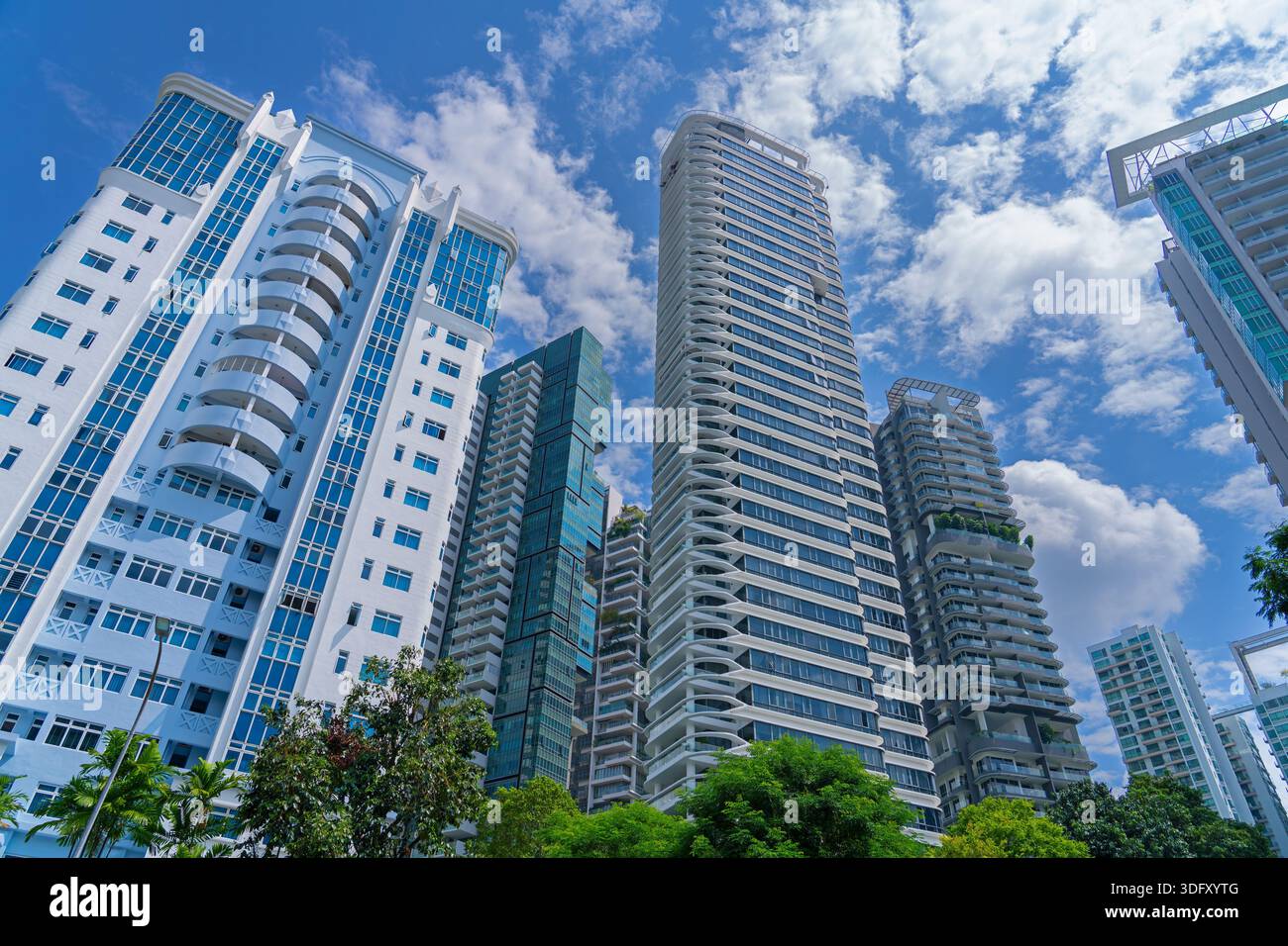 Skyline che mostra alti edifici residenziali e grattacieli con appartamenti e appartamenti nella città di Singapore, nel sud-est asiatico Foto Stock